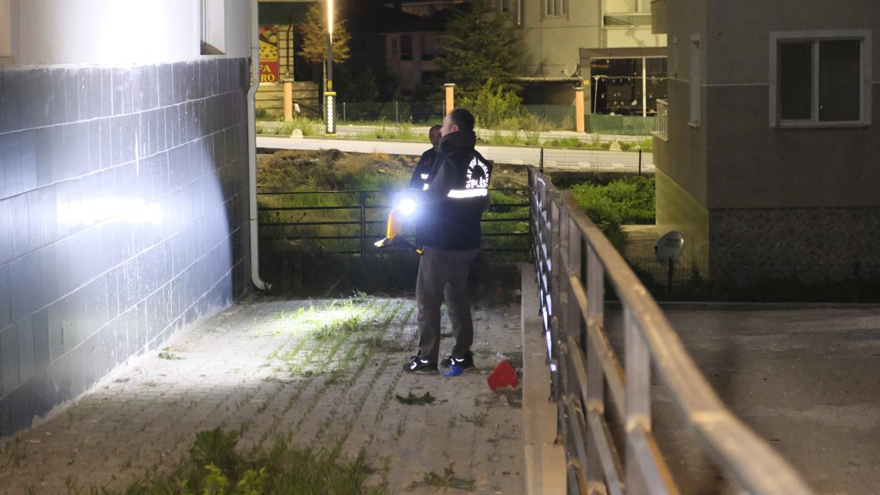 Arkadaşının evinde pencereden düşen üniversiteli kız ağır yaralandı