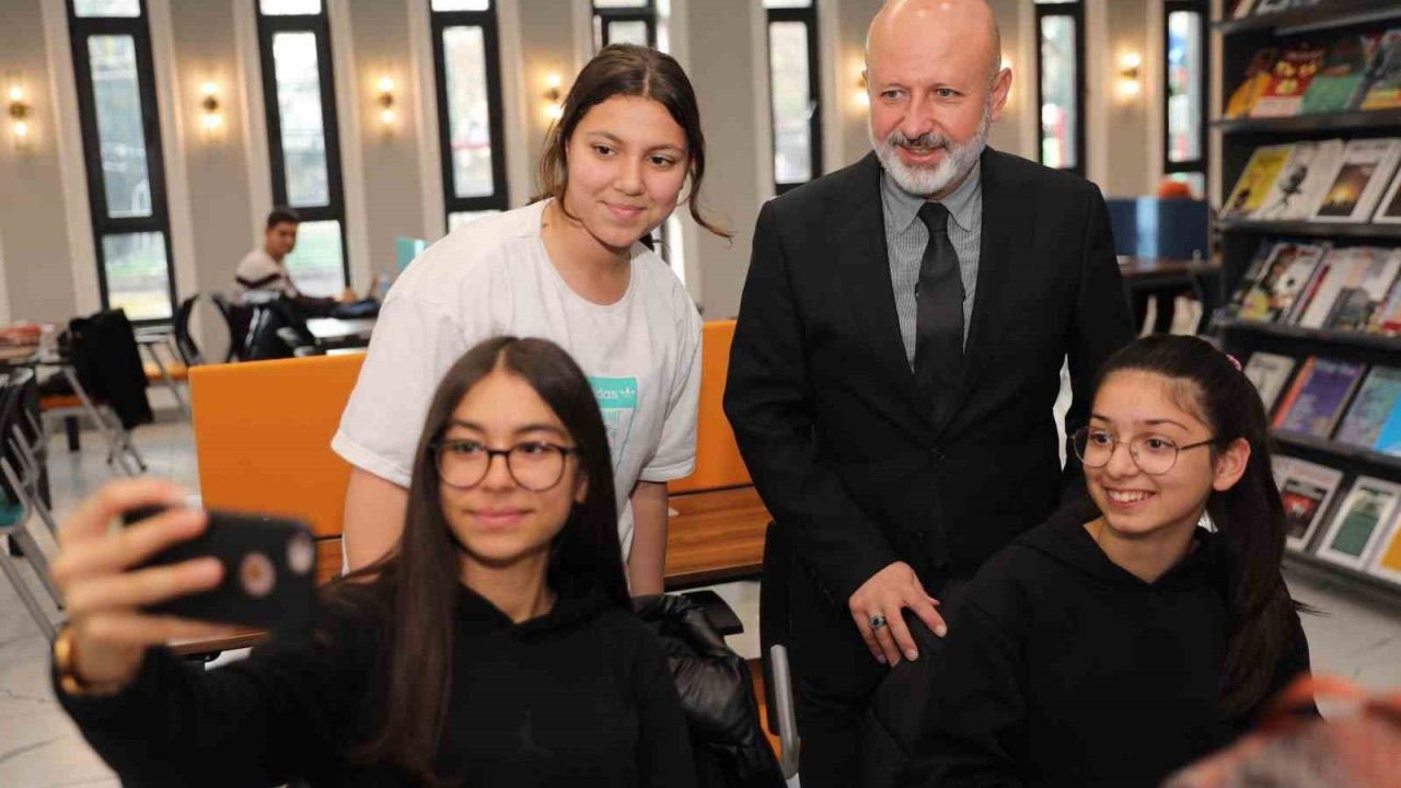 Başkan Çolakbayrakdar: "Hizmetlerimizle okuyan bir nesil yetiştiriyoruz"