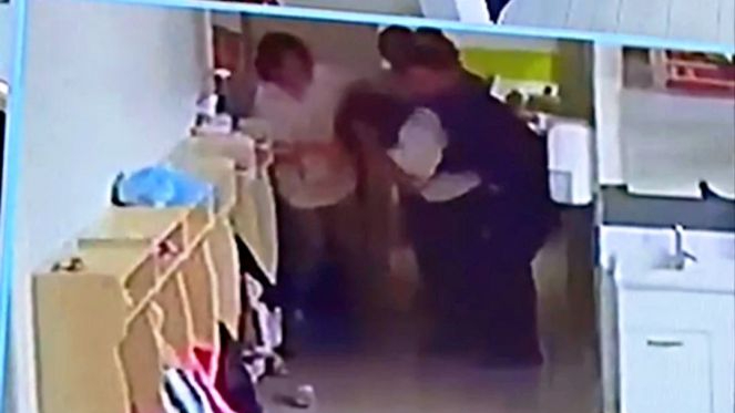 Boğazına yemek kaçan öğretmenin yardımına meslektaşı koştu