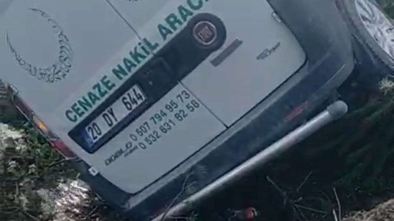 Cenaze nakil aracı kaza yaptı, araçtaki 2 kişi yaralandı