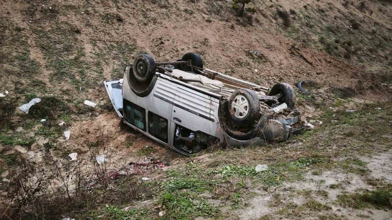 Hafif ticari araç takla attı: 4 yaralı