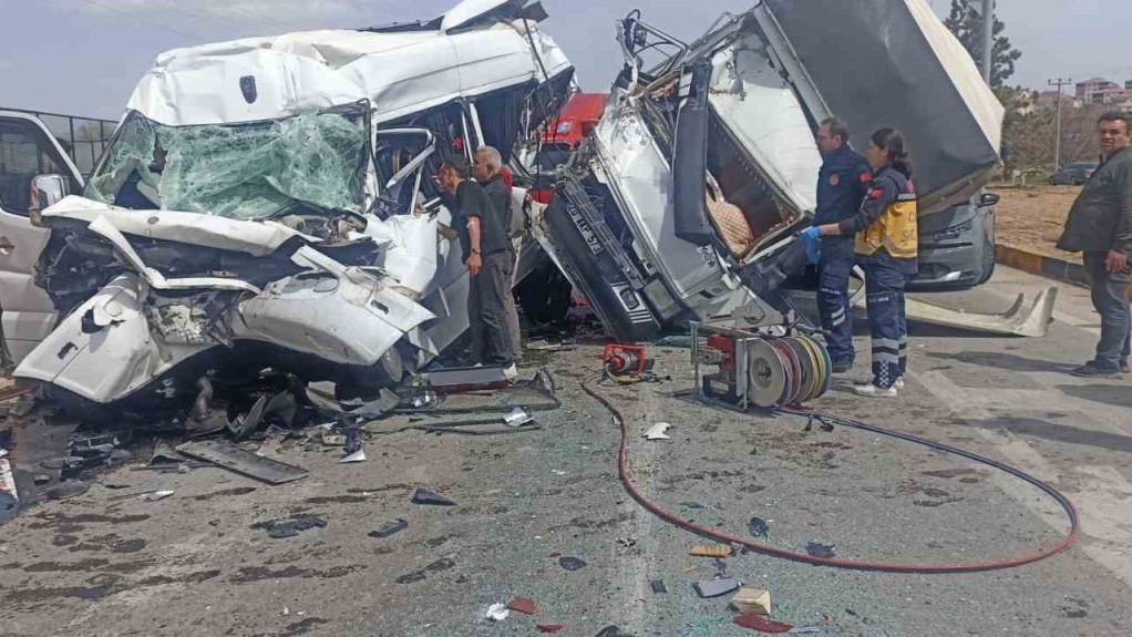 Kamyonetin otomobilin üzerine devrildiği kaza kamerada