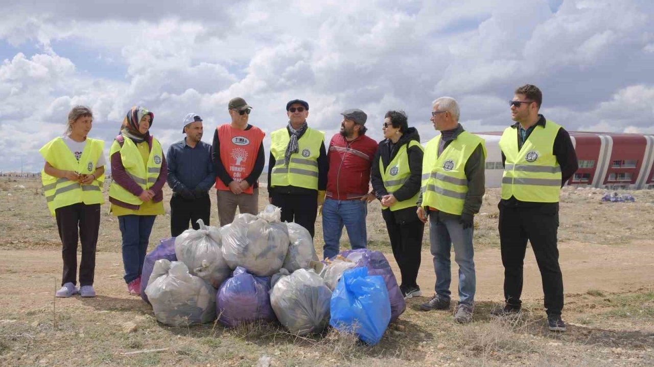 Karaman’da "Bugün temizle, yarın nefes al" sloganıyla doğaya atılan çöpler toplandı