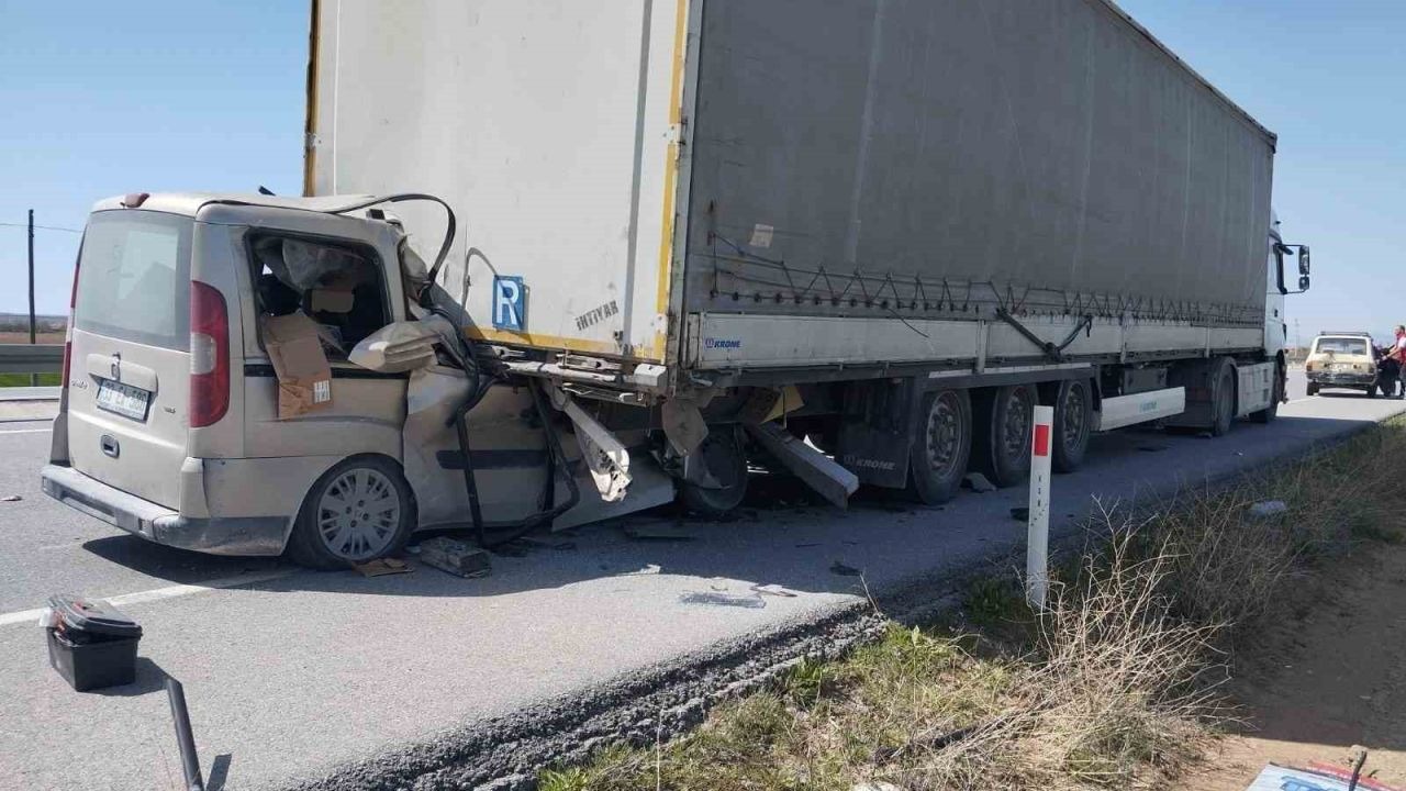 Karaman’da hafif ticari araç tırın dorsesine ok gibi saplandı: 1 ağır yaralı