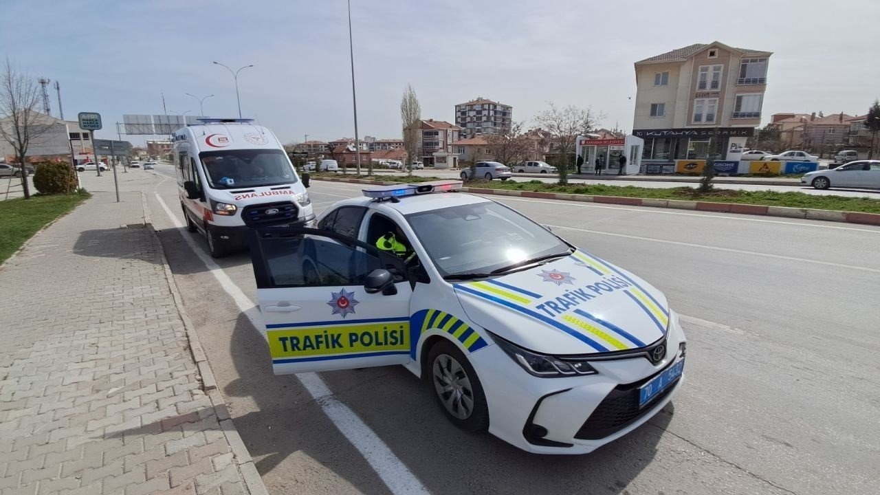 Karaman’da otomobile çarpan motosikletli yaralandı