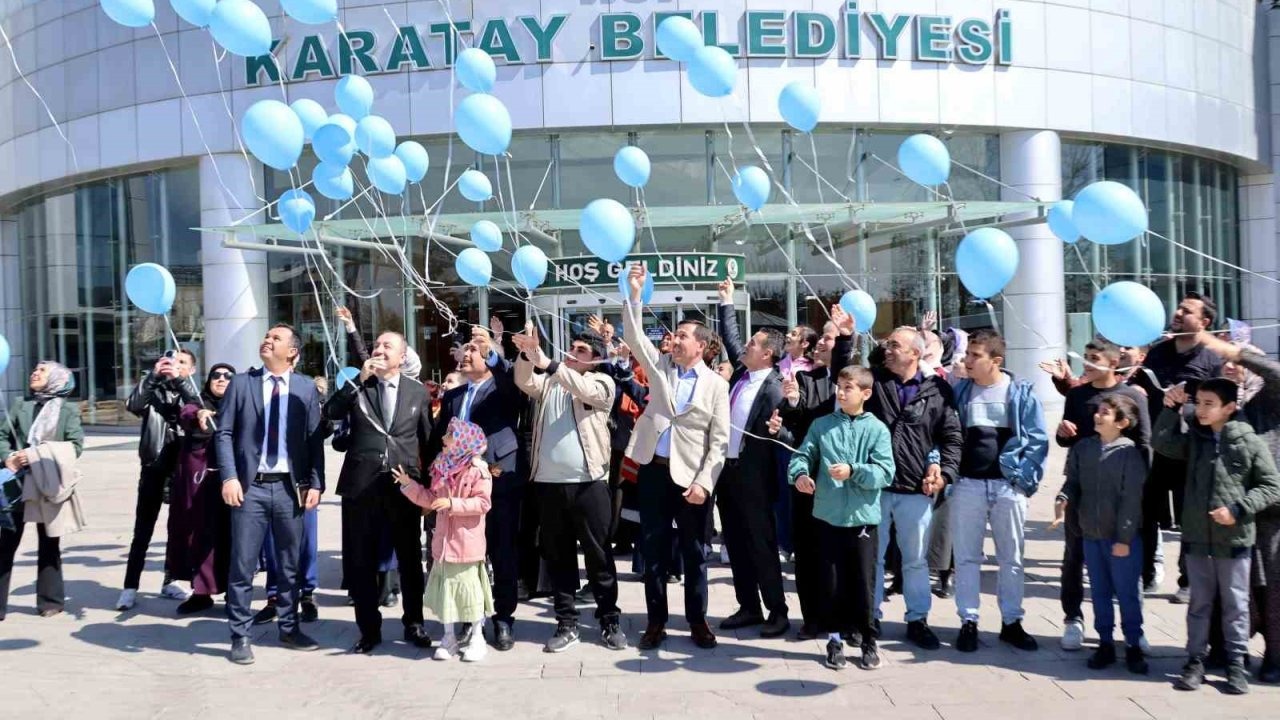 Karatay’da mavi balonlar gökyüzüne bırakıldı