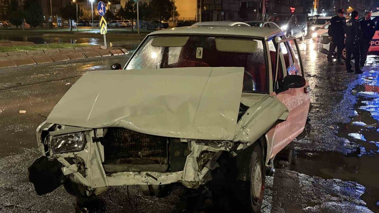 Kayseri’de iki otomobil çarpıştı: Tofaş kağıt gibi ezildi