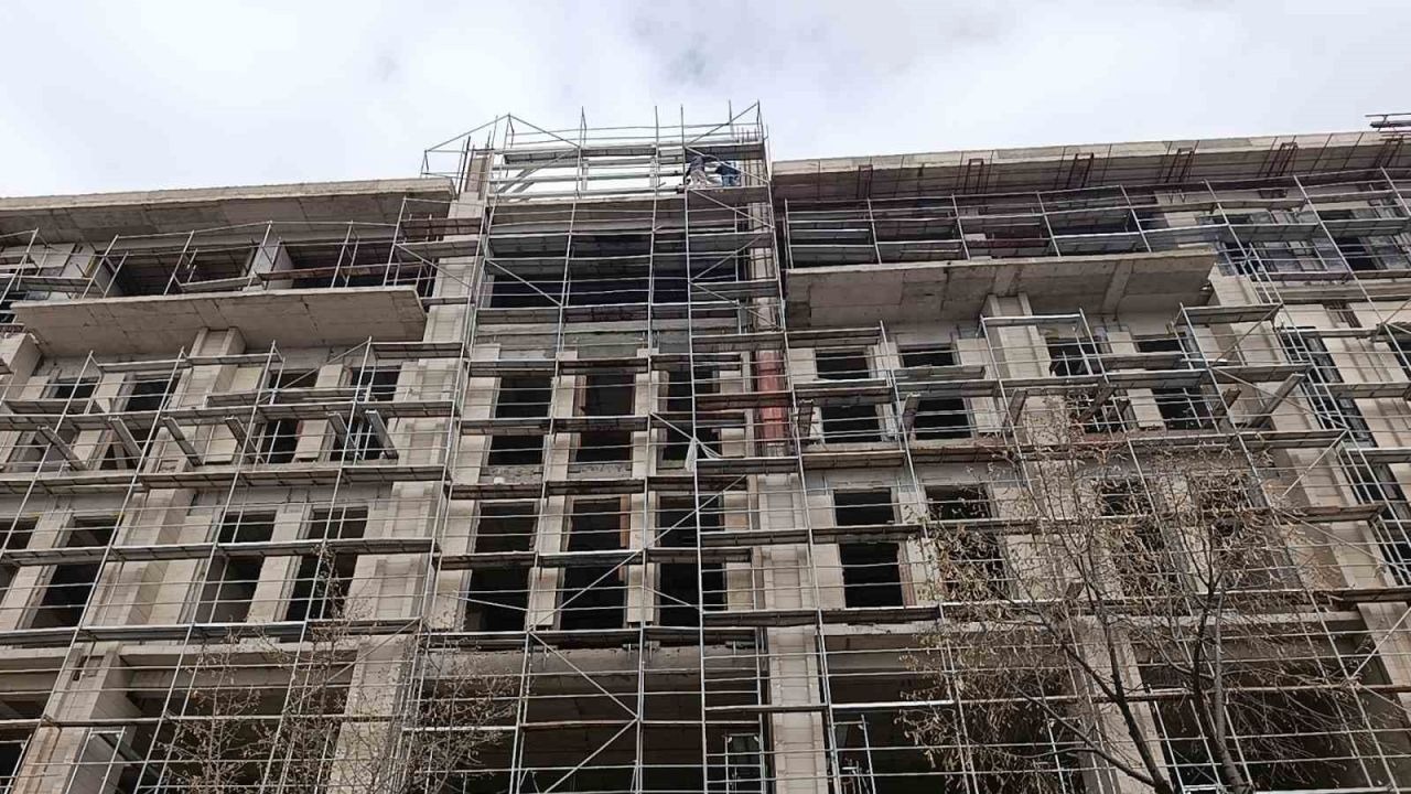 Kırşehir’de 3 işçi maaşlarını alamadıkları iddiasıyla inşaata çıktı