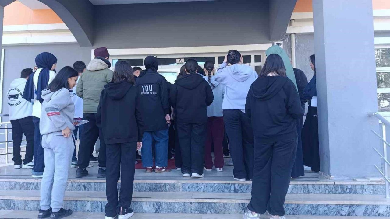 Kırşehir’de bursluluk sınavına 3 bin 423 öğrenci katıldı