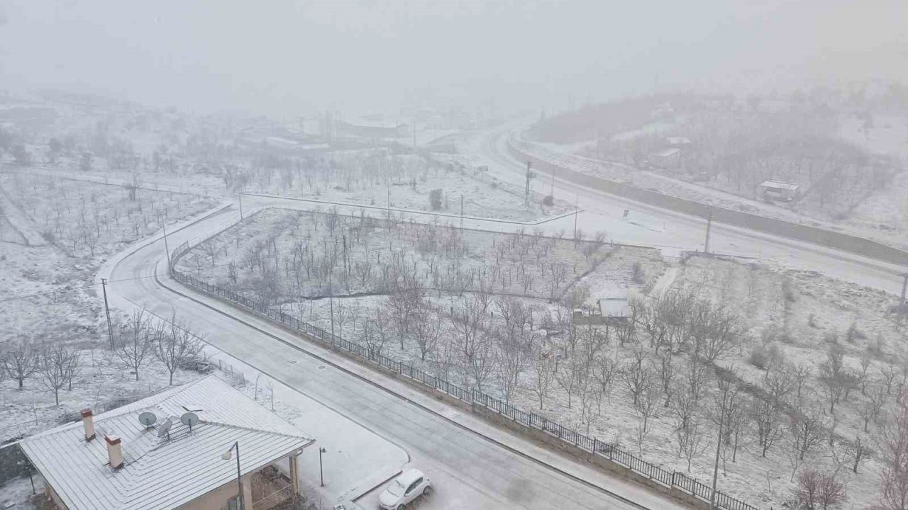 Konya’da kar yağışı ilçeyi beyaza bürüdü
