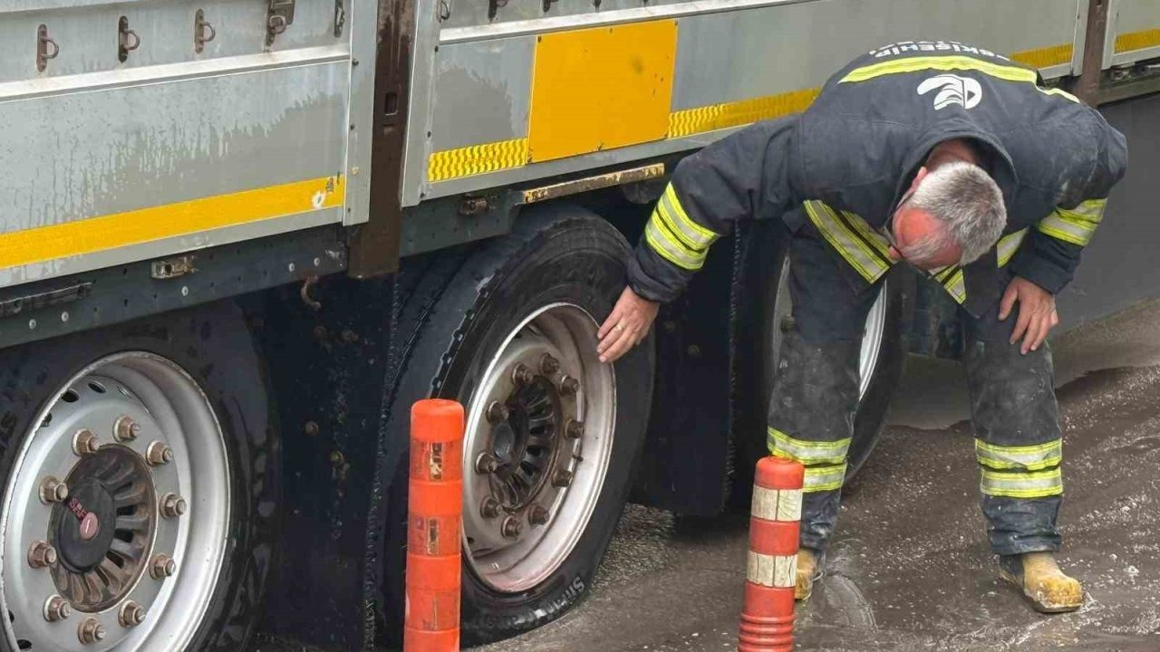 Lastiği patlayan tır yanmaktan son anda kurtarıldı