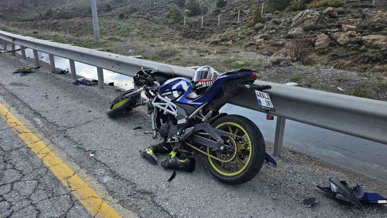 Motosiklet bariyere çarptı: 1 yaralı