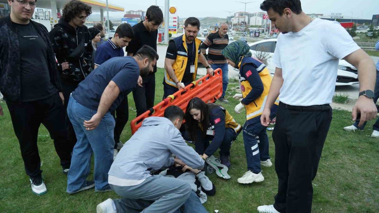 Motosiklete çarpan hafif ticari araç takla attı: Yaralı sürücünün yardımına vatandaşlar koştu