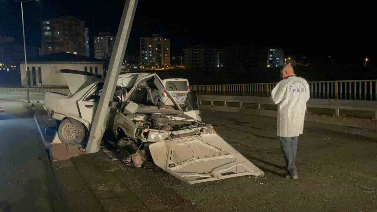 Otomobil aydınlatma direğine çarptı: 1’i ağır, 2 yaralı