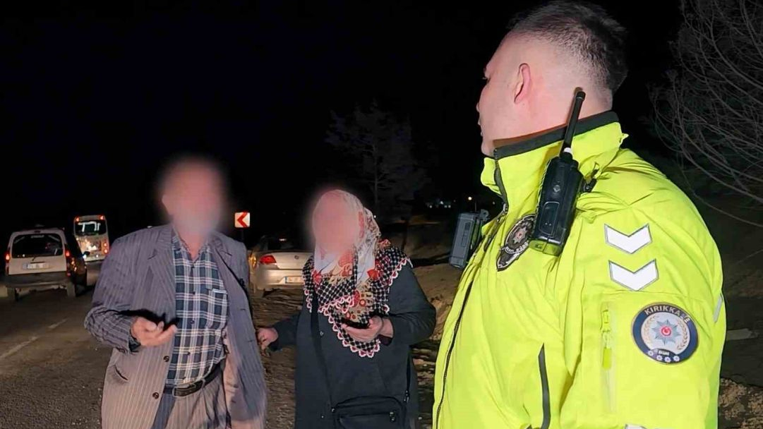 Polisle yaşlı çift arasında dikkat çeken diyalog: Dakikalarca dil döken çiftin kim olduğu ortaya çıktı