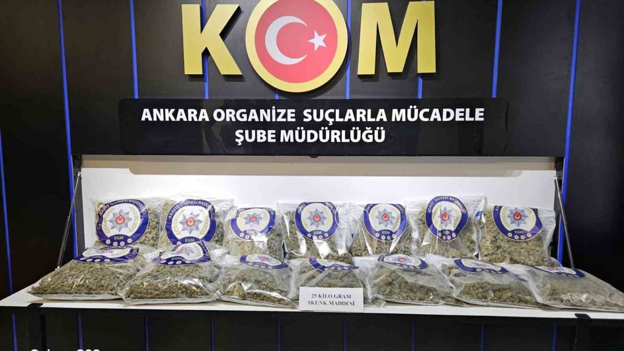 Silah kaçakçılığı ihbarında 25 kilogram uyuşturucu yakalandı