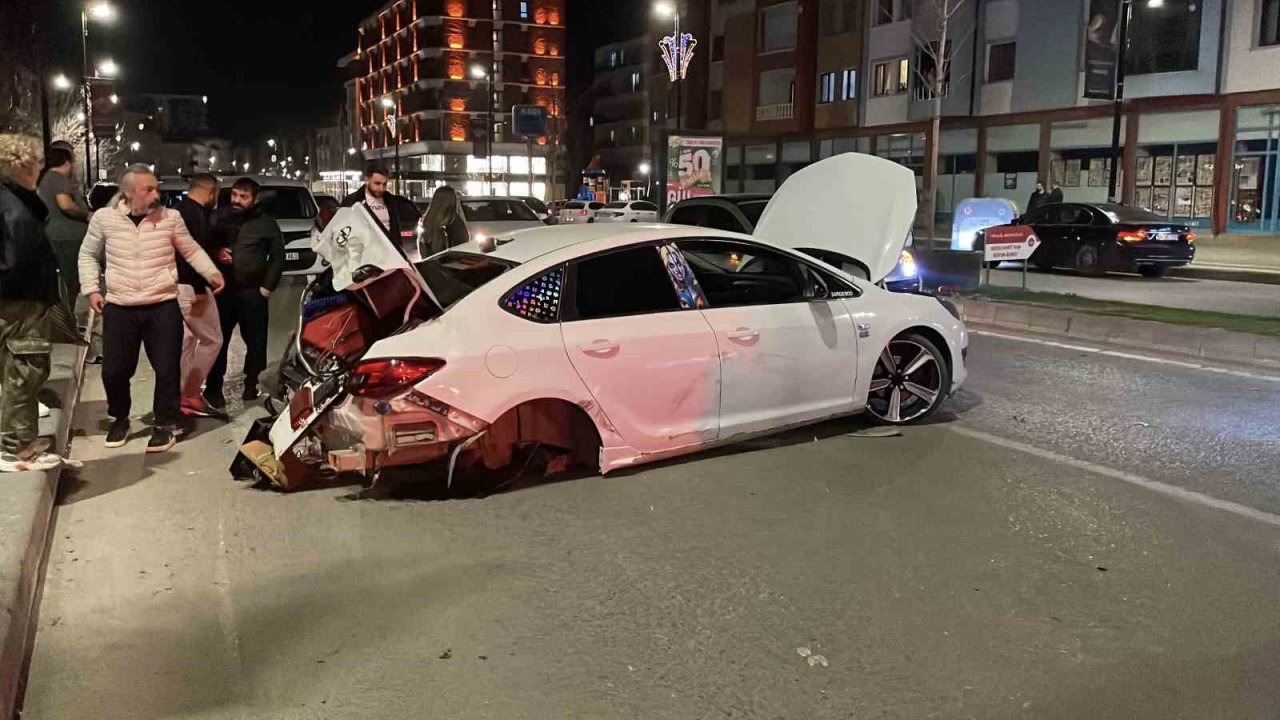 Sivas’ta üç kişinin yaralandığı kazada araç hurdaya döndü: O anlar kamerada
