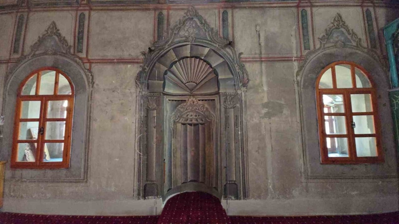 Sosyal medyada gündeme gelmişti, tarihi mihrabına çakılan floresan lamba söküldü