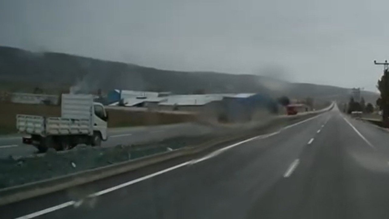 Ters yöne giren kamyonetin tehlikeli yolculuğu kameraya yansıdı