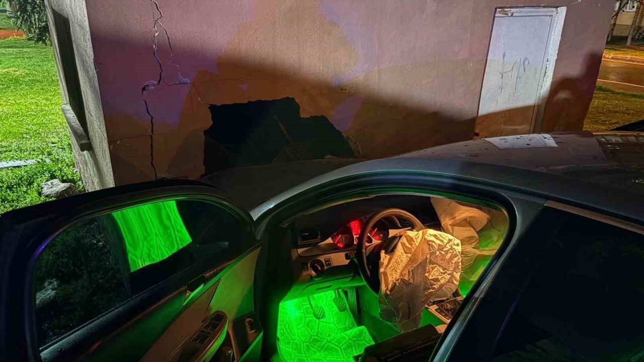 Yağışlı havada kontrolden çıkan otomobil depo duvarına çarptı