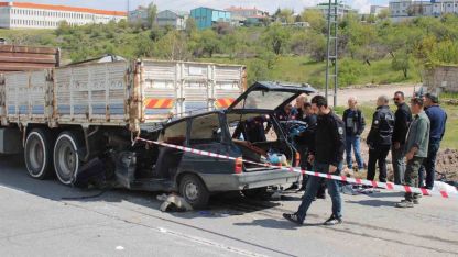 Kamyonun altına giren otomobildeki anne öldü, oğlu ağır yaralandı