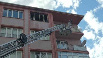 Yangında sürünerek kaçmaya çalışan kadının durumu ağır