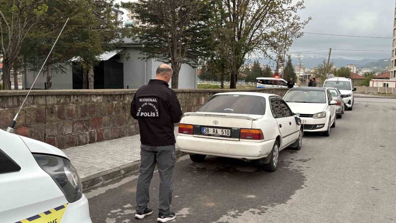 Cinayet şüphelilerinin kaçtıkları otomobil ikametlerinin yakınında bulundu