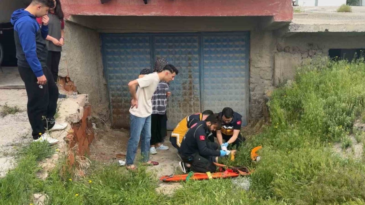 İki yaşındaki çocuk oynadığı 2. kattaki balkondan düştü