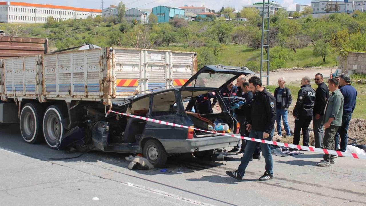 Kamyonun altına giren otomobildeki anne öldü, oğlu ağır yaralandı