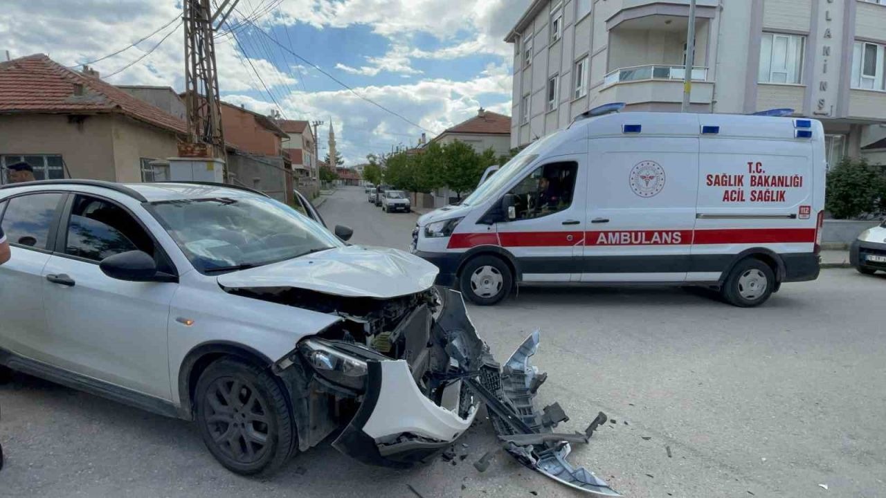 Karaman’da kontrolsüz kavşakta kaza kamerada: Araçlarda hasar oluştu