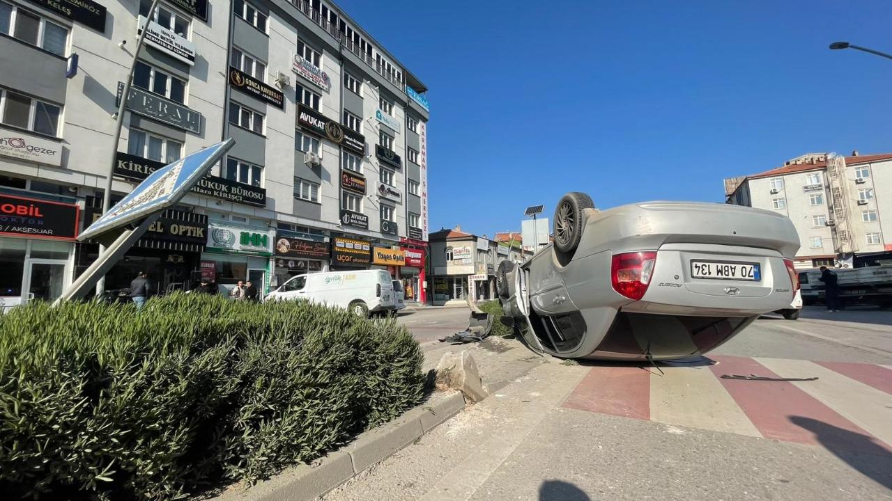 Karaman’da refüje çarpan otomobil takla attı: Sürücü yaralandı