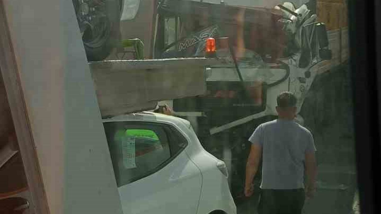 Trafik ışıklarında duramayan tır, otomobil yüklü tıra çarptı: 1 yaralı