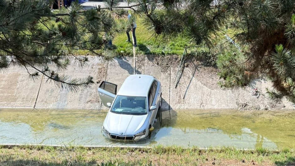 Otomobil sulama kanalına uçtu